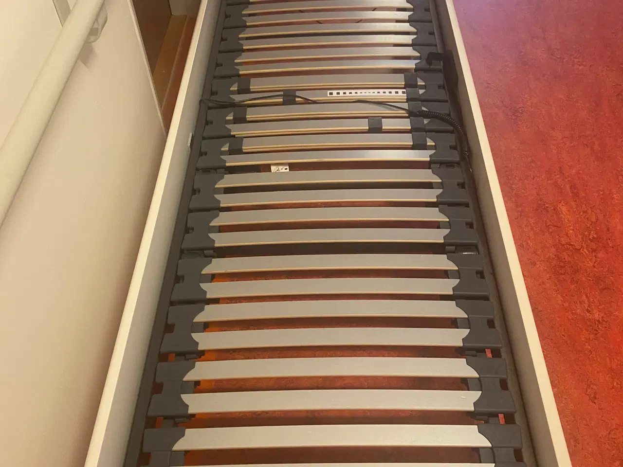 Billede 1 - Elevationsseng m. hvid ramme str. 70x200