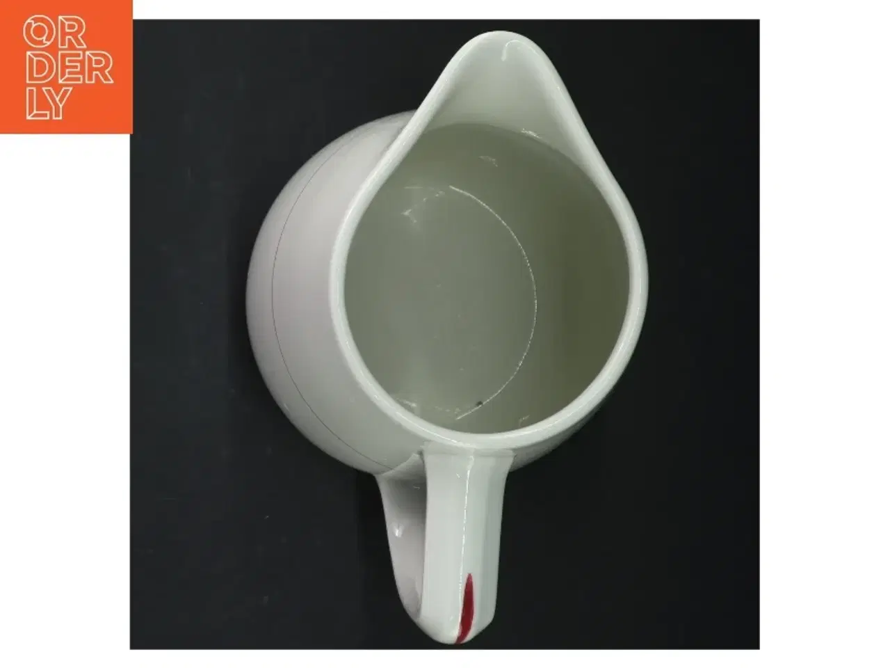 Billede 5 - Hvid porcelænskande med rød kant (str. H. 20 cm. ø. 13,5 cm)