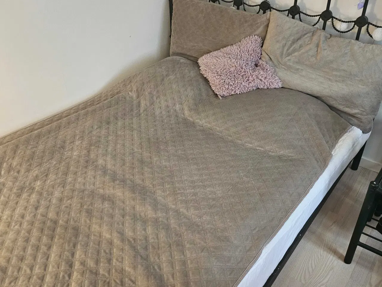 Billede 1 - 🖤 Flot metalseng + 2 matchende borde 🛏️