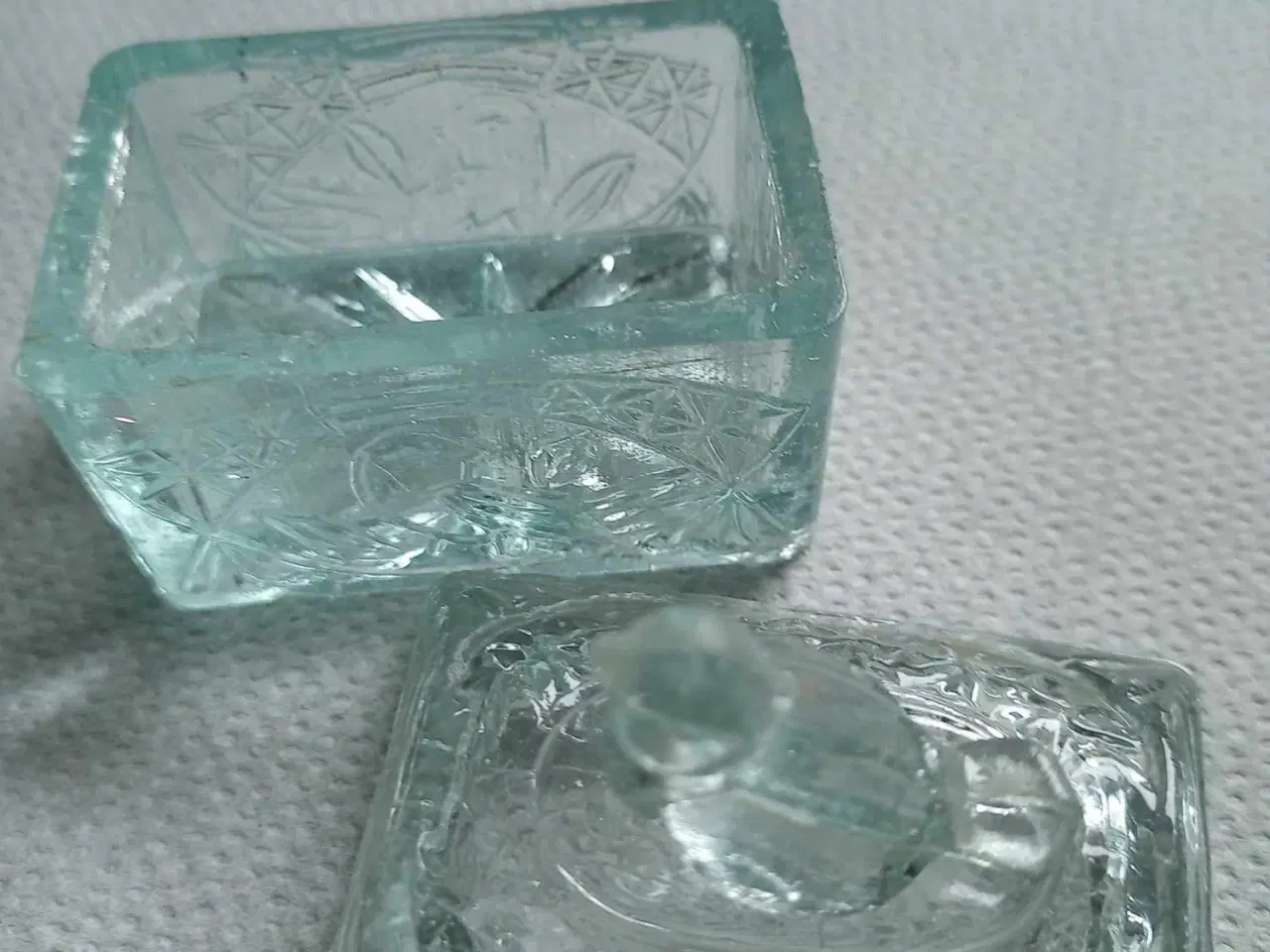 Billede 2 - Antik saltkar i presset glas med låg.