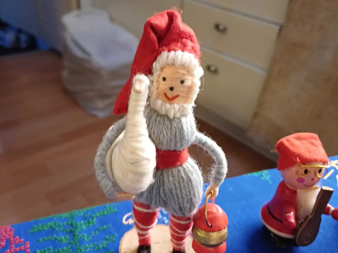 Billede 6 - Blandt jule pynt