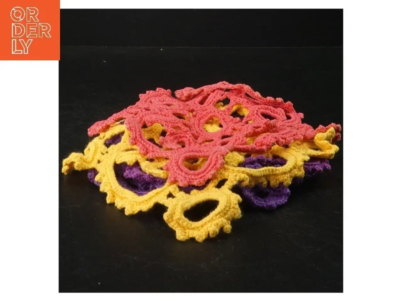 Billede 1 - Hæklede bordskånere (str. 16 x 16 cm. 5 styk)