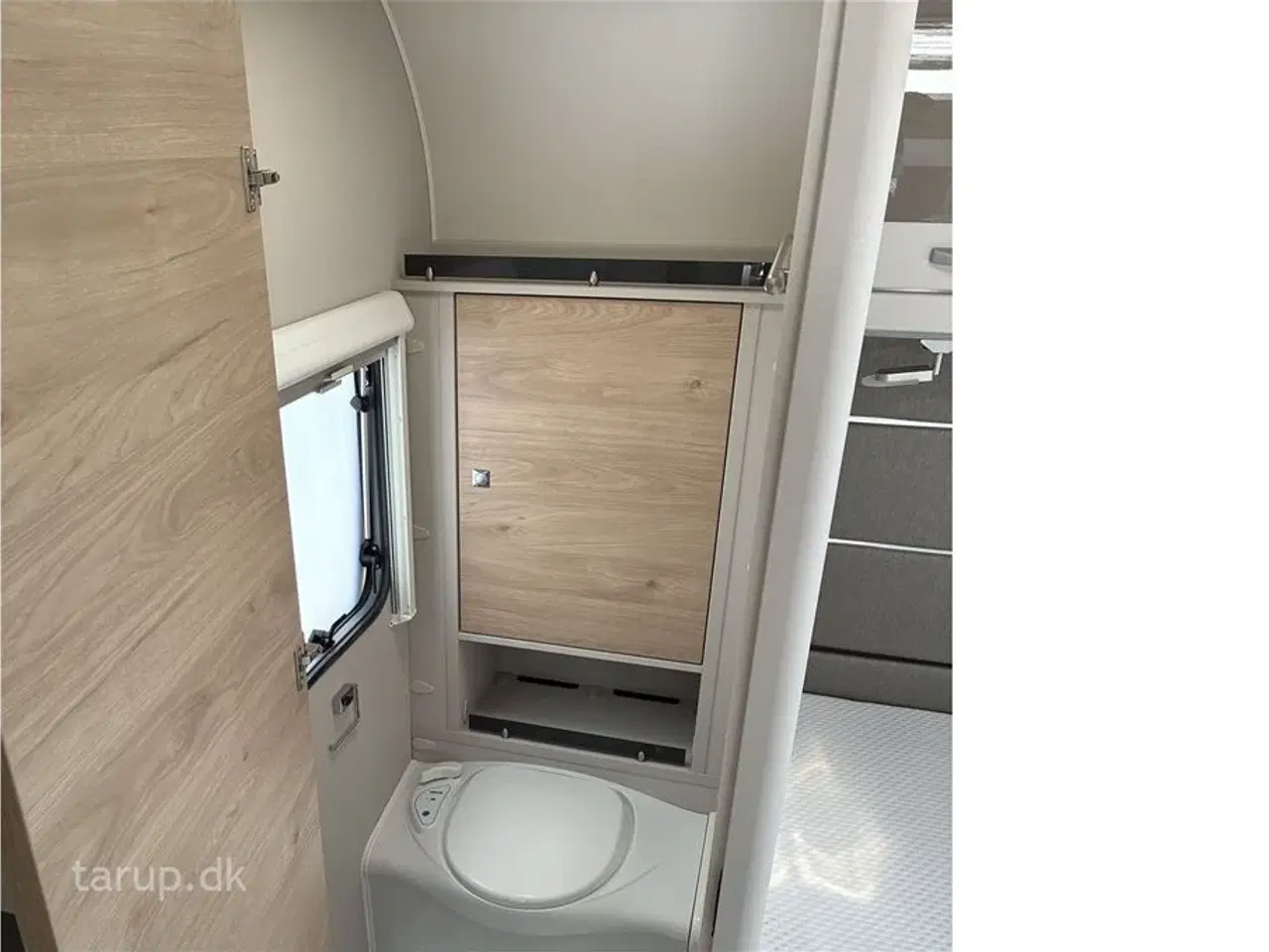 Billede 18 - 2021 - Dethleffs Nomad 490 BLF Mover, Thule markise, dobbeltsengsvogn, side-siddegruppe, frontkøkken, 3-trins el-gulv-varme, stort 142 l . køleskab med fryser