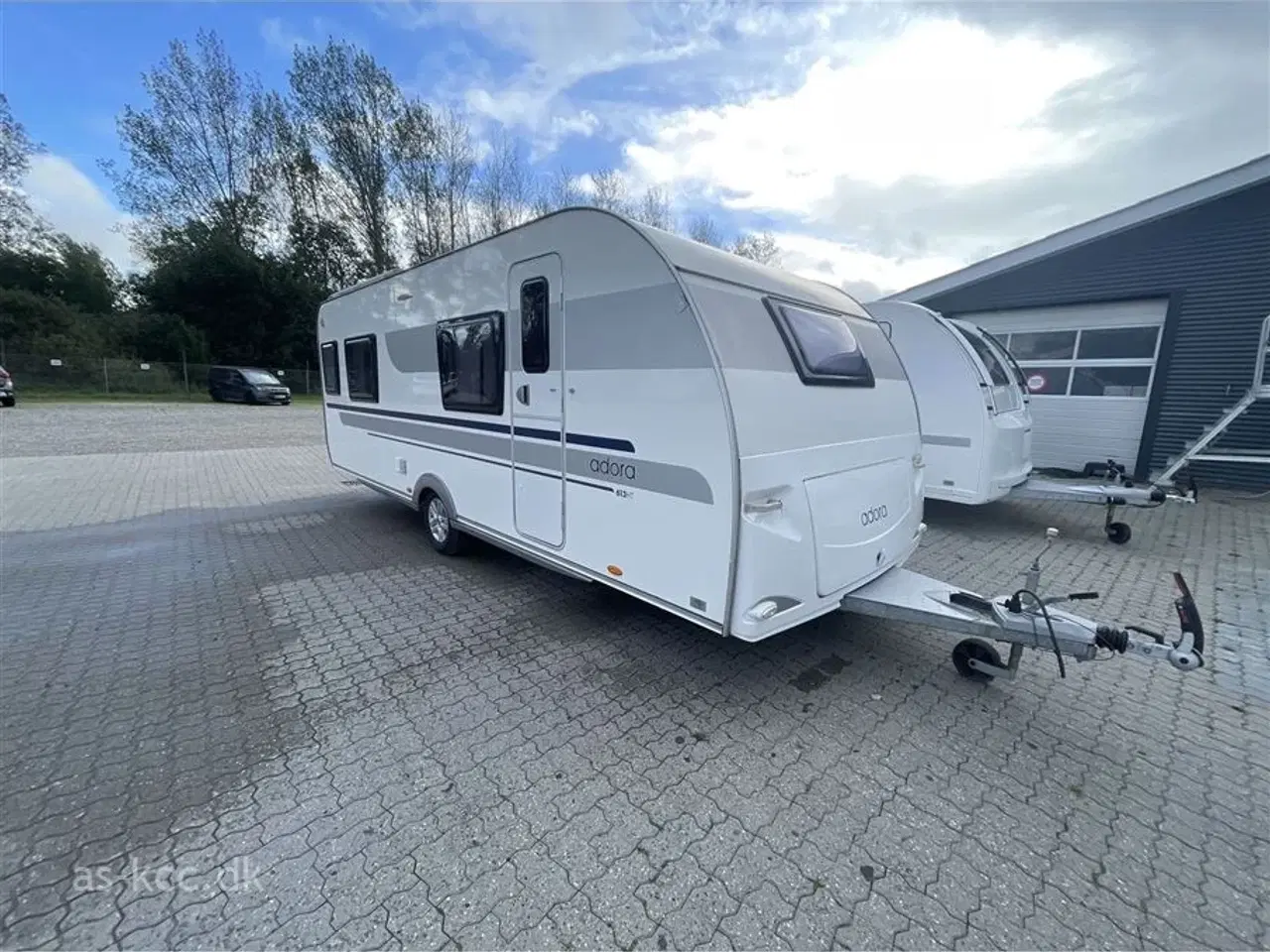 Billede 1 - 2014 - Adria Adora 613 HT   Adria adora 613 HT årg. 2014 Incl. Isabella Nordic 3 m fortelt med Mega stænger. Tæpper i vognen 4 sovepladser 6 siddepladser, gasalarm.
