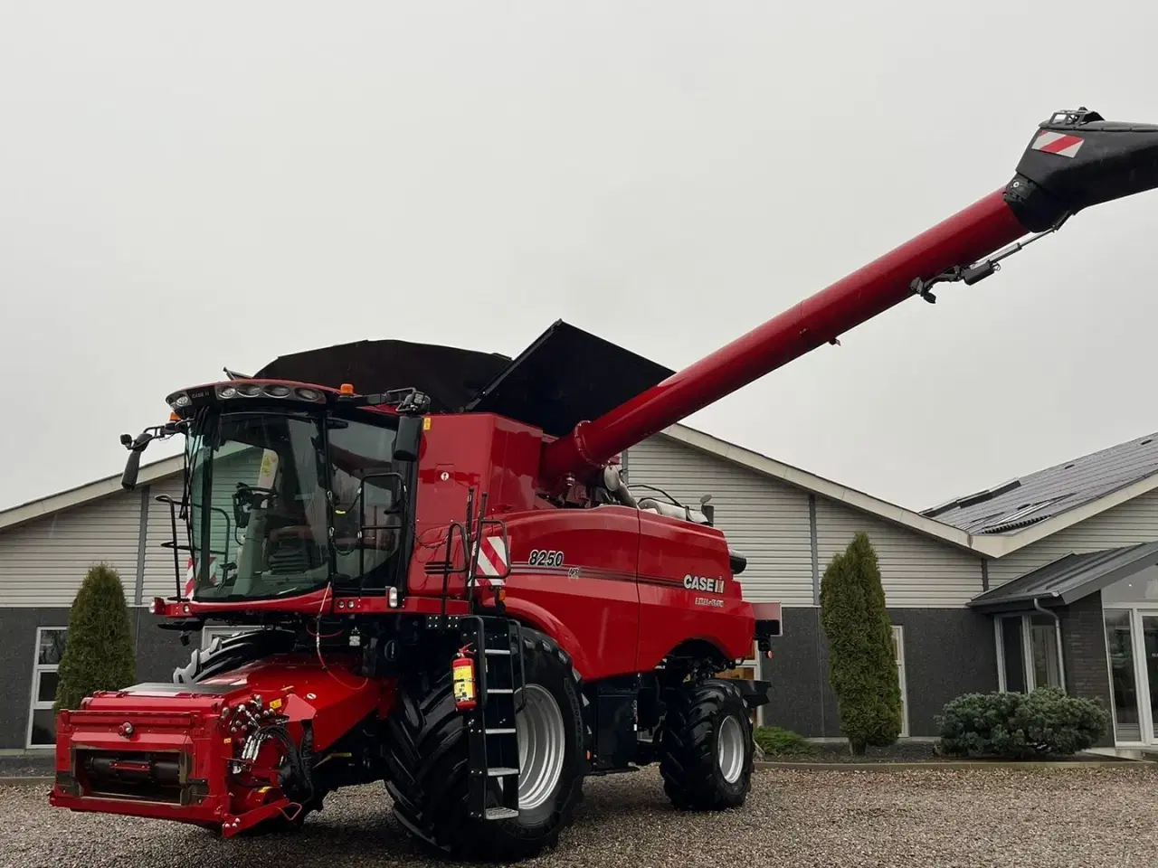 Billede 11 - Case IH 8250 Axial-Flow med 35fod Varicut skærebord. Dansk maskine