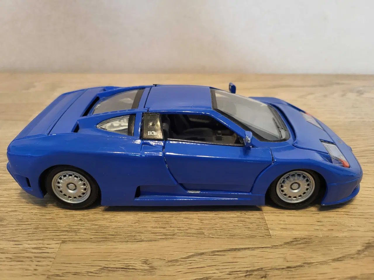 Billede 2 - Modelbil: BUGATTI EB 110 1992.  Skala 1/24.