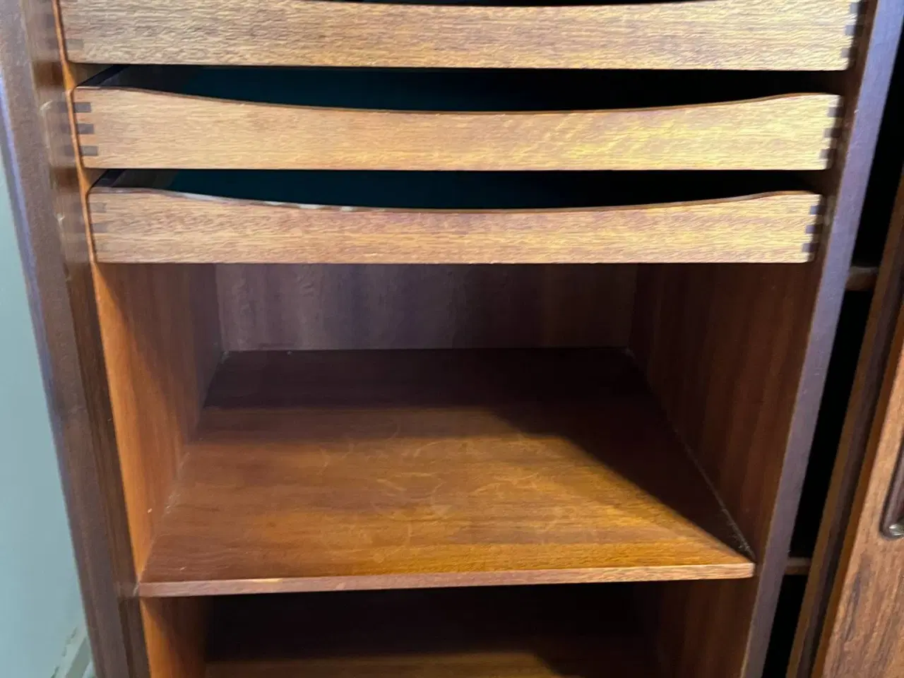 Billede 5 - Palisander skænk.  Mål: Højde 112 cm M/ben - 75 cm