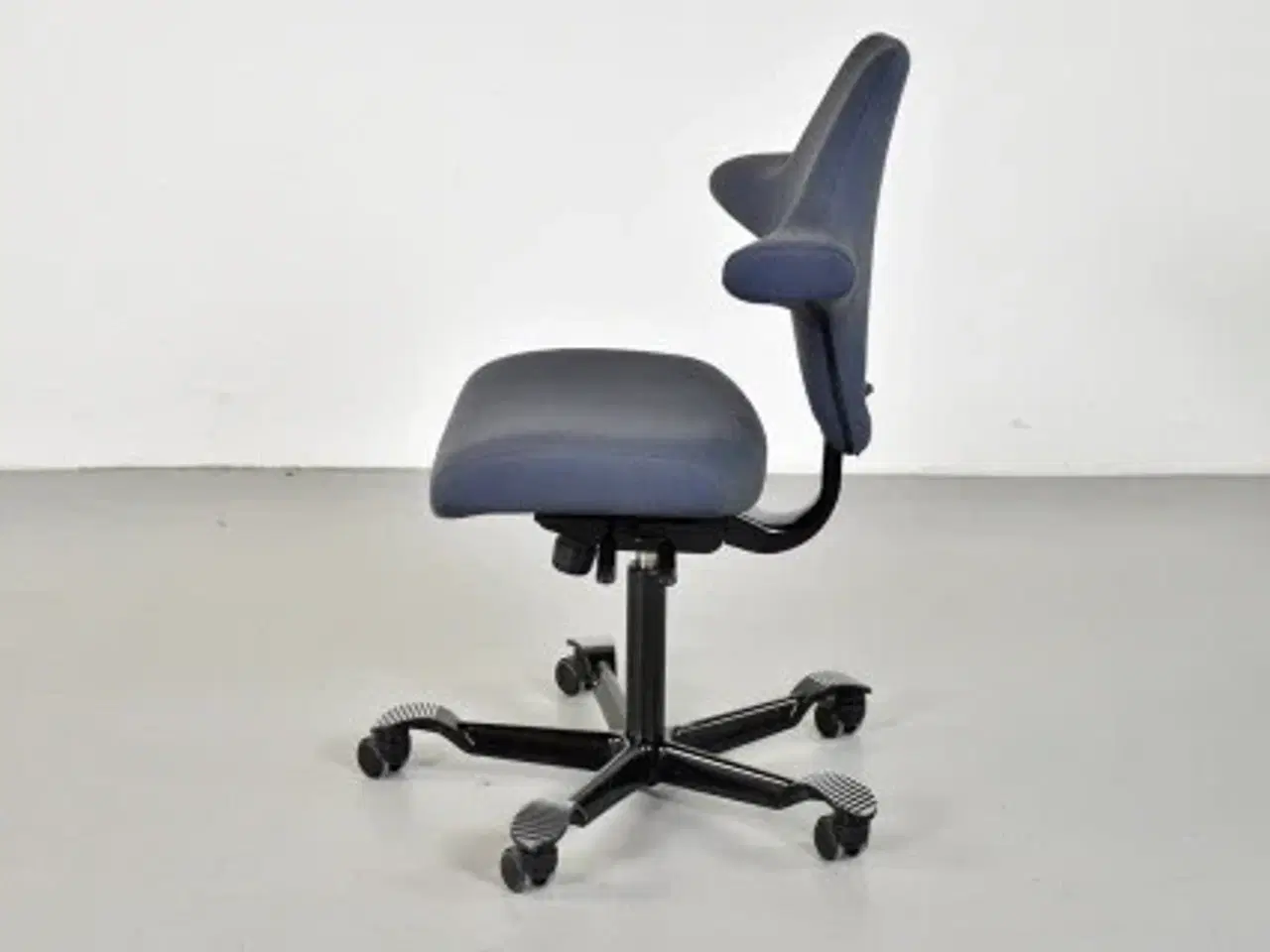 Billede 2 - Häg capisco 8126 kontorstol med blåt polster og sort stel