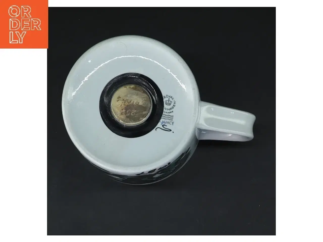 Billede 2 - Stor Fejance årskrus 1987 fra Royal Copenhagen (str. Ø 10,5 cm længde 11,5 cm)