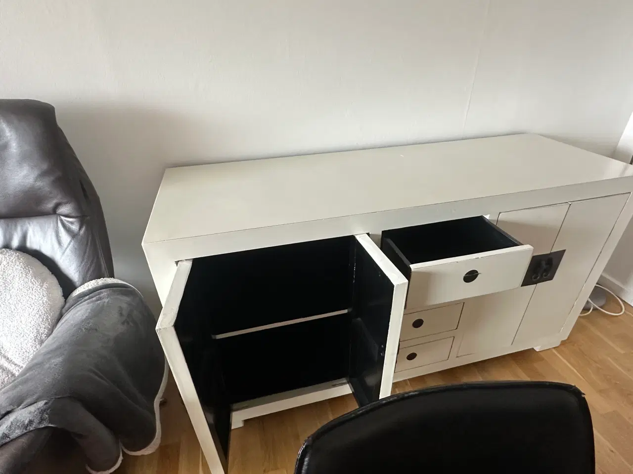 Billede 1 - Unik skænk i cremehvid og metalbeslag, meget smuk