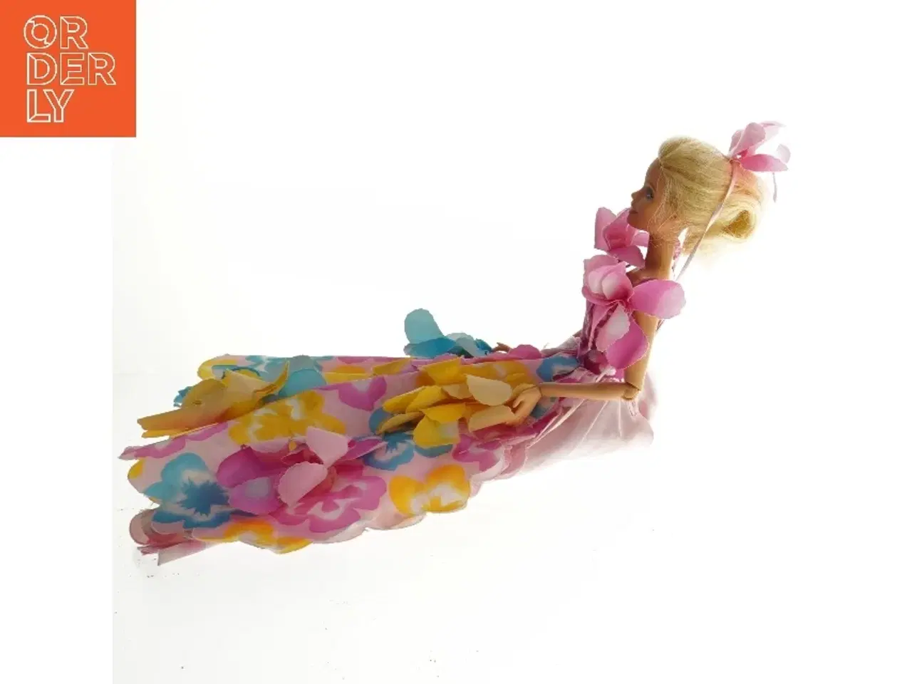 Billede 2 - Dukke med blomsterkjole (str. 32 cm)