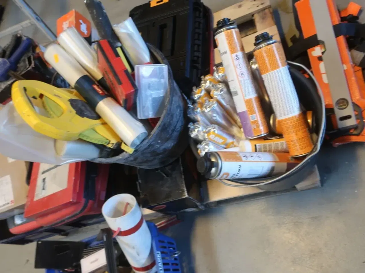 Billede 4 - Palle med byggematrialer og værktæj