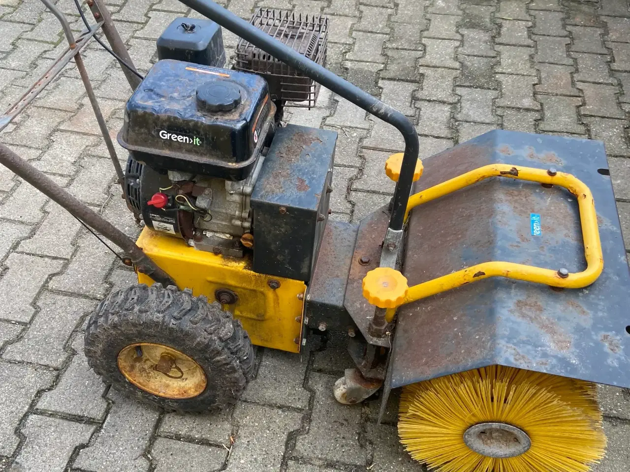 Billede 1 - Fejemaskine sælges