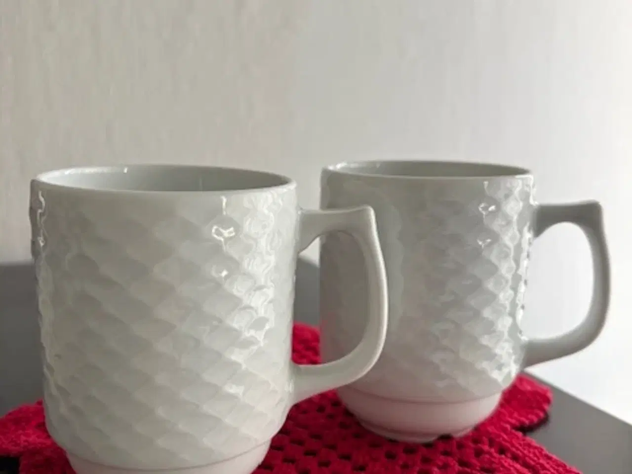 Billede 1 - Hvide Krus med Elegant Mønster