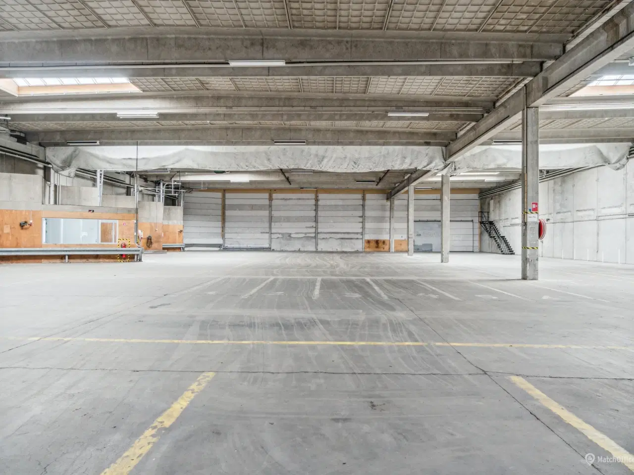 Billede 4 - Stor lagerhal med kontorafsnit og bad i Kastrup