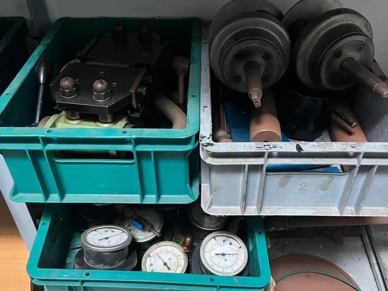 Billede 5 - Reol m. indhold: Ventiler, slanger mv.