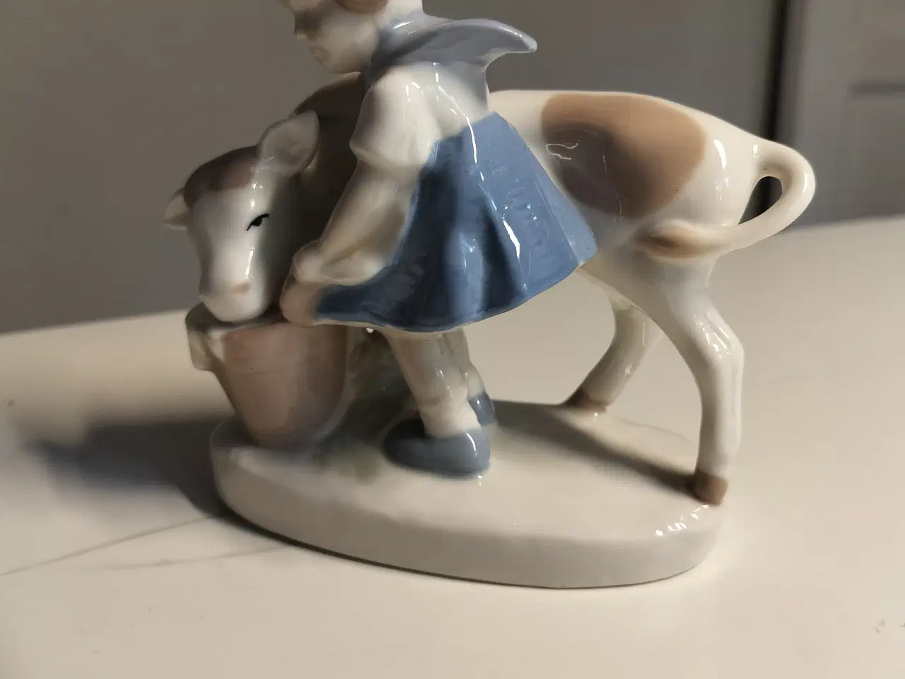 Billede 2 - Pige med kalv saksen