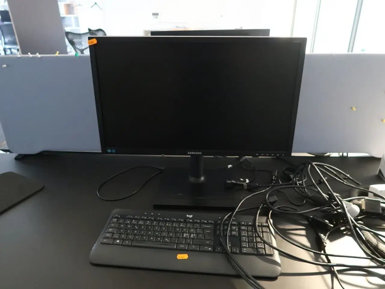 Billede 1 - Computerskærm SAMSUNG S24E450, tastatur