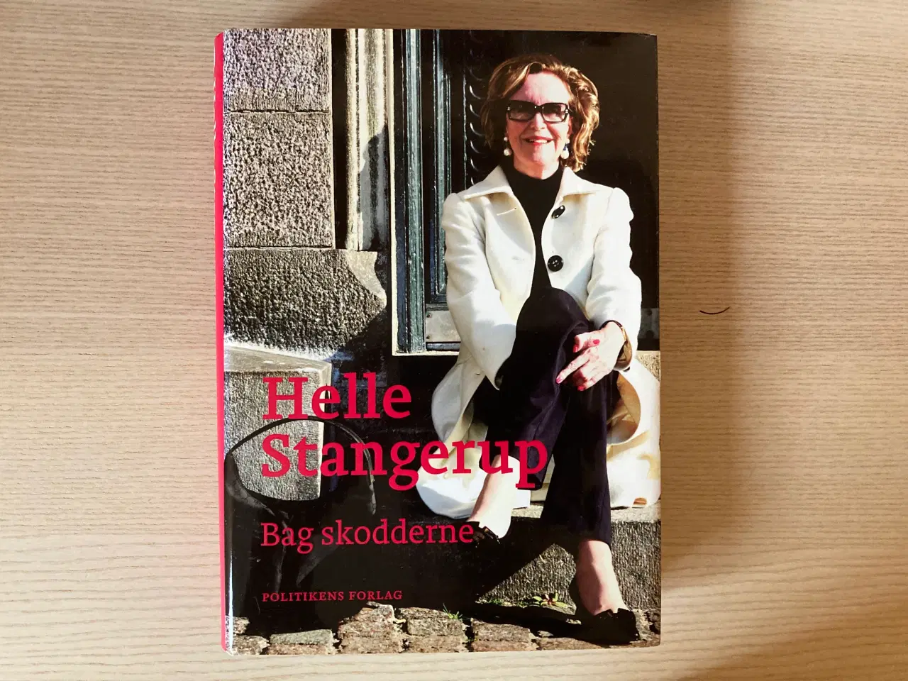 Billede 1 - Bag skodderne - Helle Stangerup