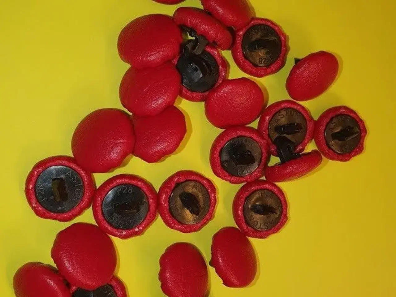Billede 1 - læderknapper rød