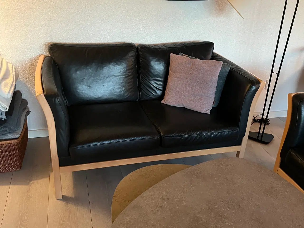 Billede 2 - Sort klassisk sofa sæt med bøge ender.