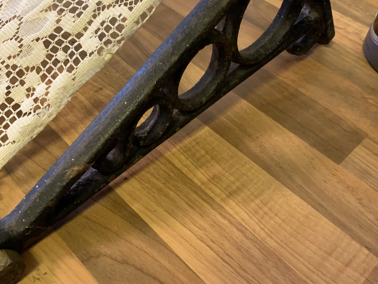 Billede 3 - Smedejerns hylde med net 