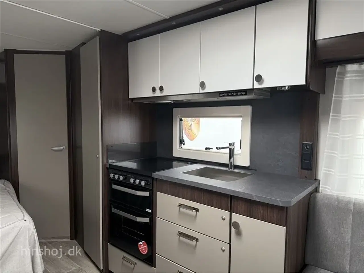 Billede 3 - 2025 - Polar Blueline 520 FD   Lækker luksus vintervogn med dobbeltseng, rundsiddegruppe fra Hinshøj Caravan