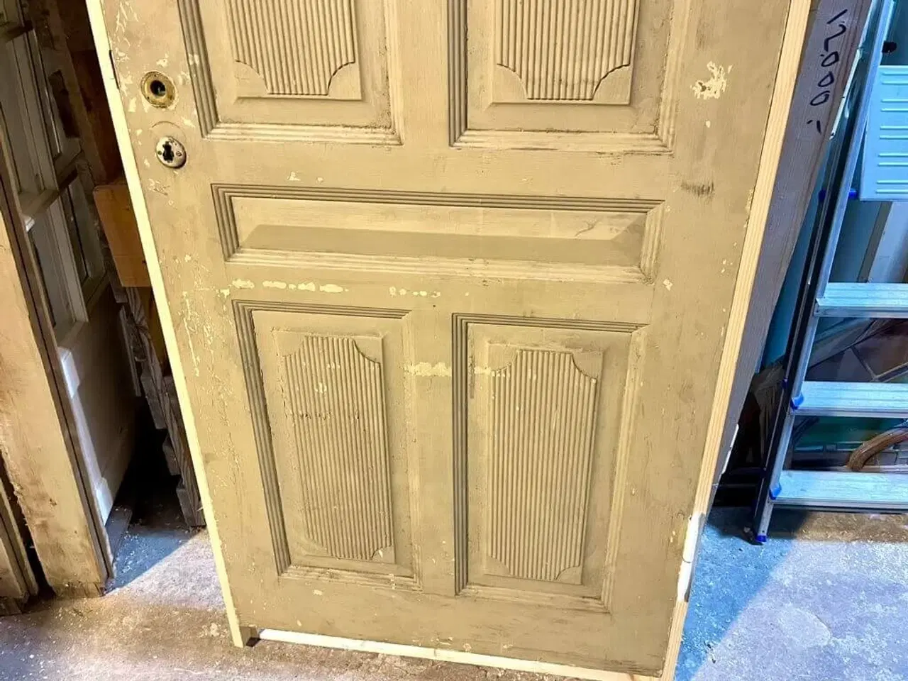 Billede 3 - Smukt udsmykket højrehængt fyldningsdør