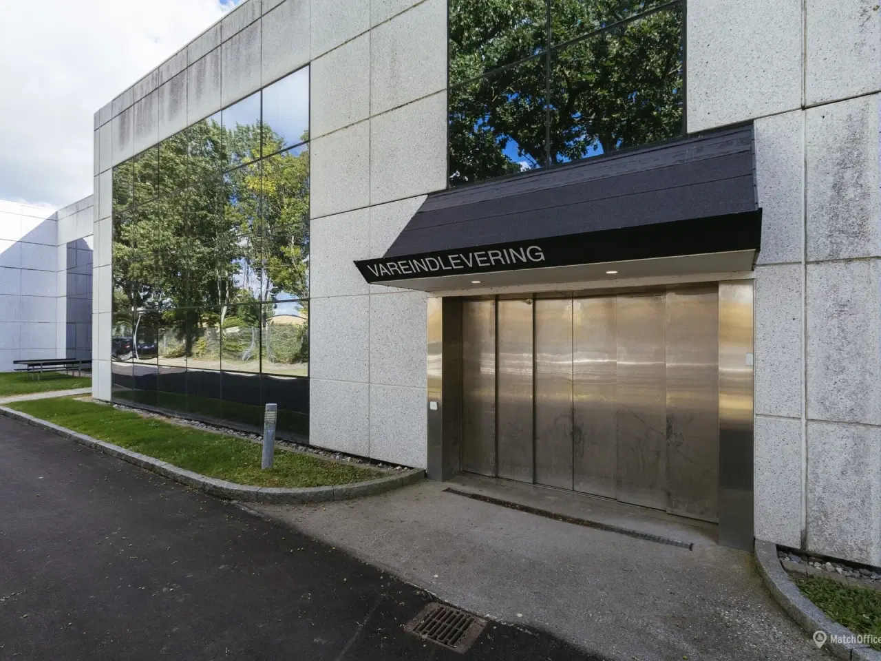 Billede 5 - Højloftet kælderlokale med gode adgangsforhold