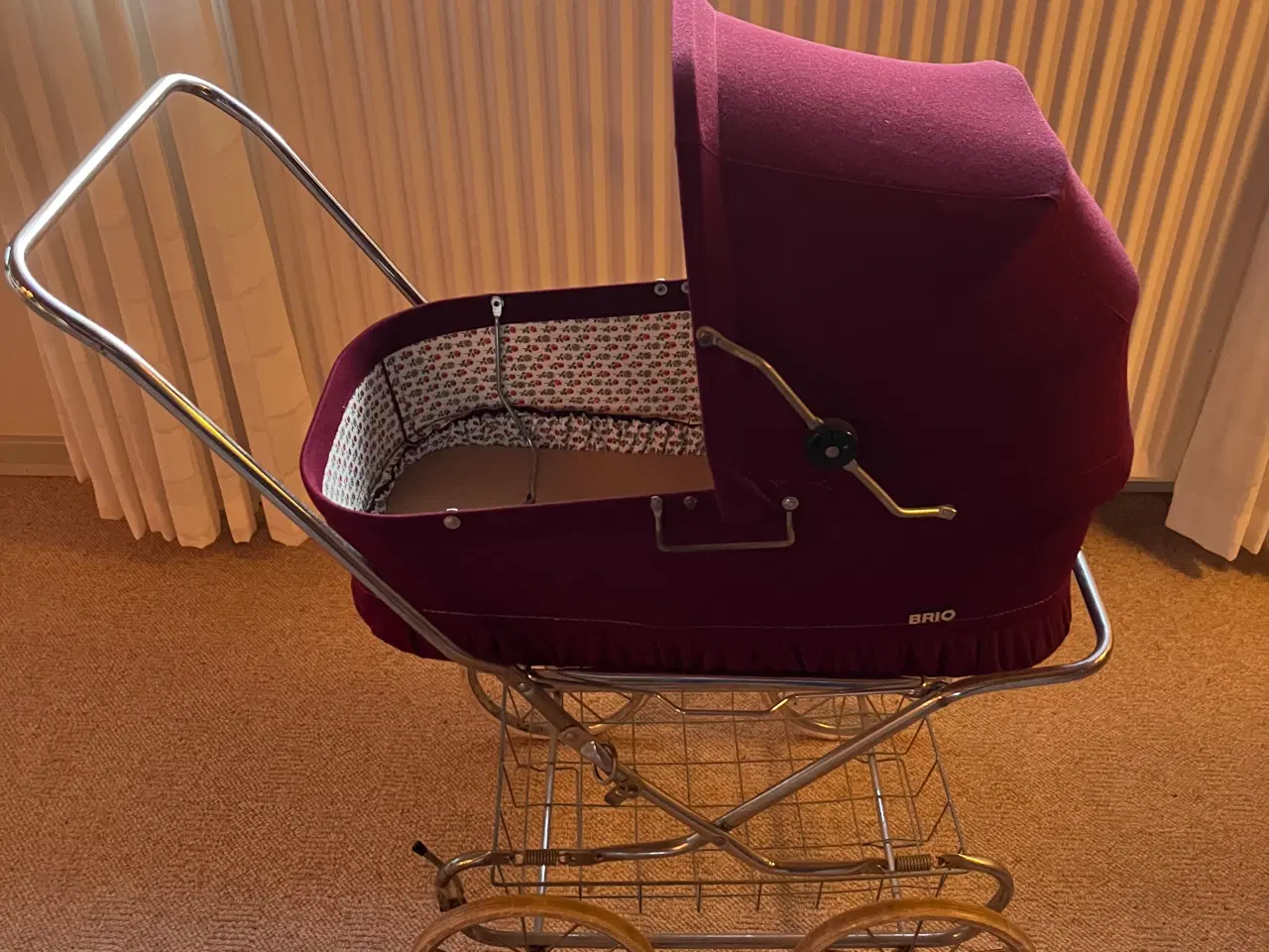 Billede 2 - Meget fin Brio dukkevogn - bordeaux velour