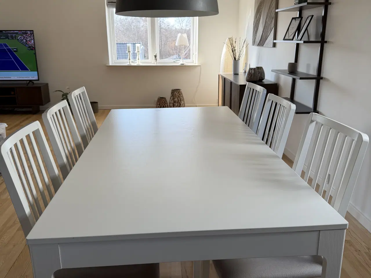 Billede 1 - Hvidt spisebord med 6 stole