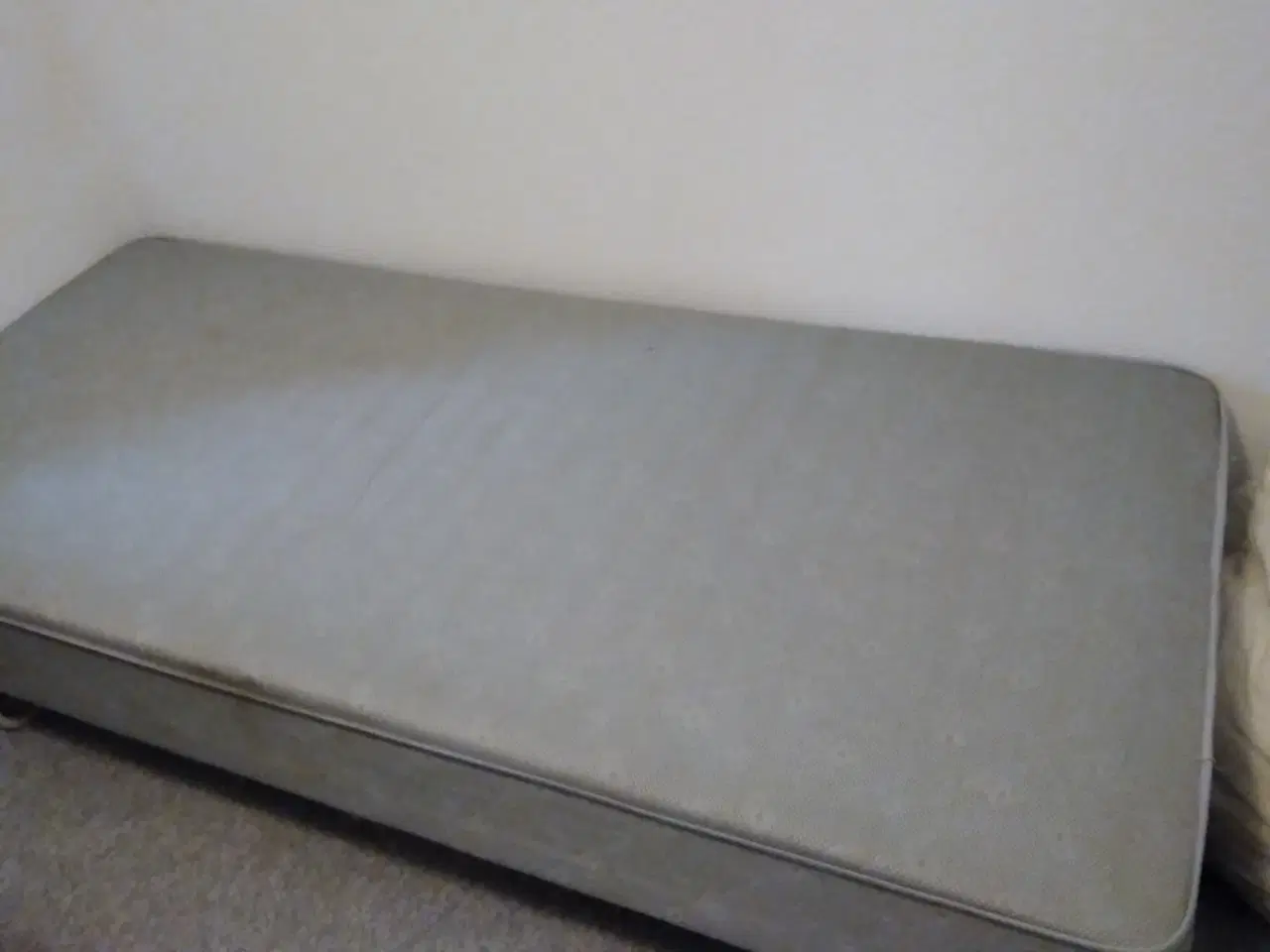 Billede 1 -  Seng 90x200 cm med topmadras 