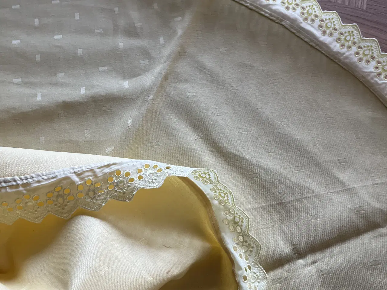 Billede 2 - Rund gul dug med blonde