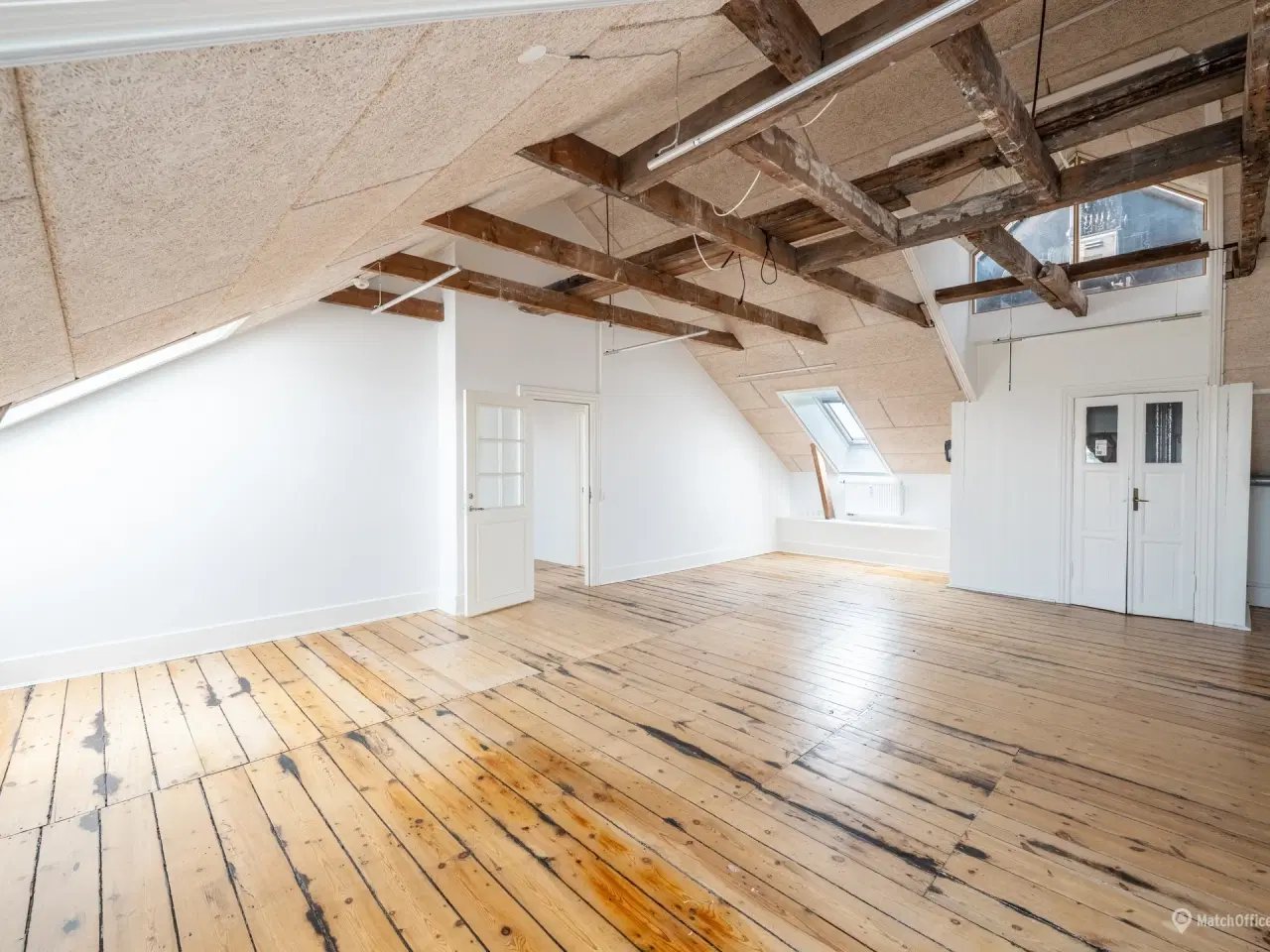 Billede 4 - Fleksibelt kontormiljø med lys. luft og karakter