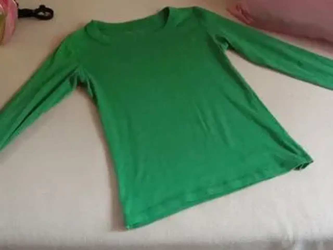 Billede 2 - Græsgrøn langærmet t-shirt sælges