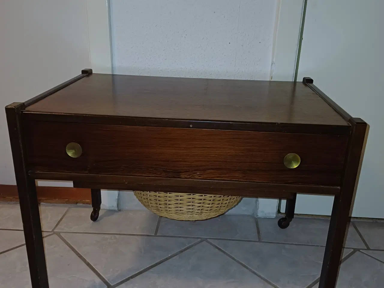 Billede 1 - Sybord i mørkt træ 