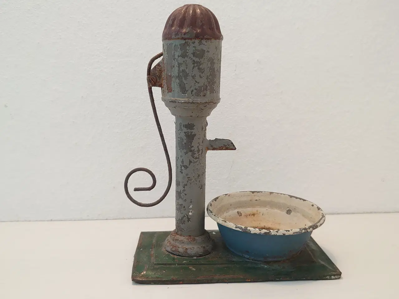 Billede 2 - Gammel velfungerende vandpost i blik. H 18,5cm.