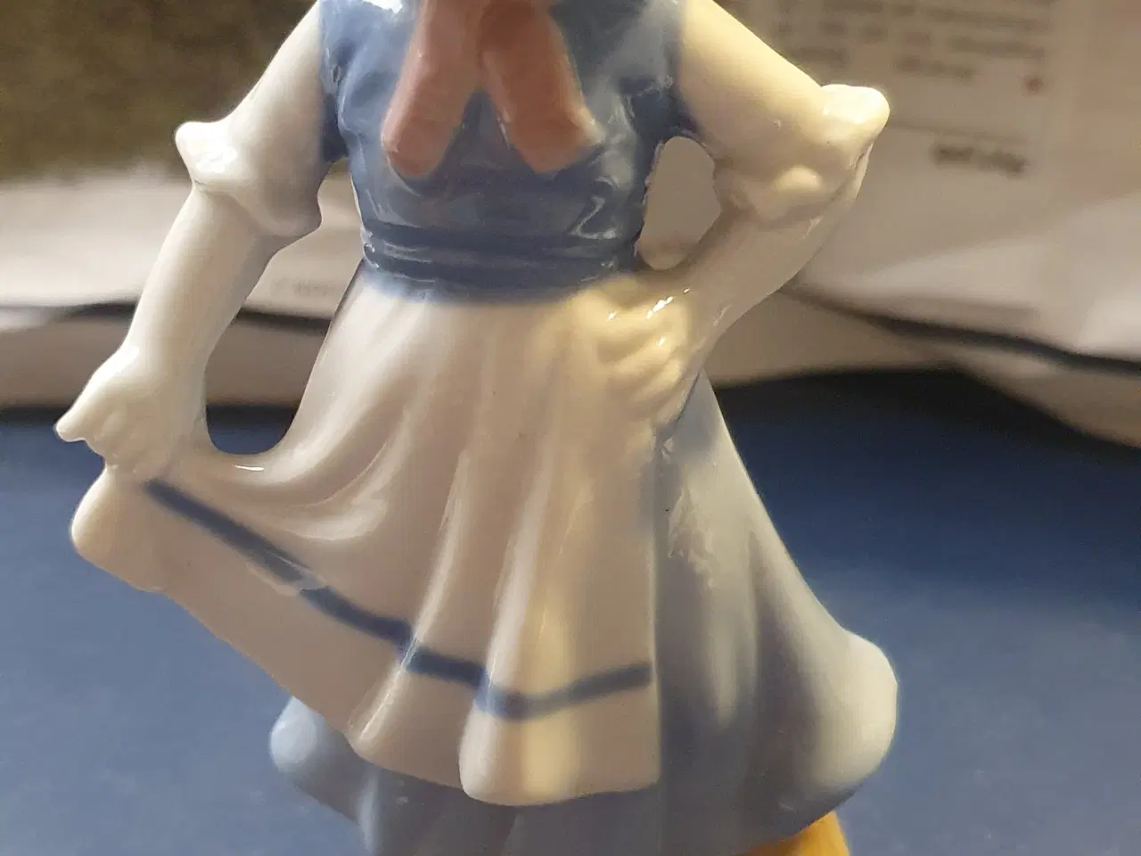 Billede 1 - Porcelænsfigur pige med forklæde