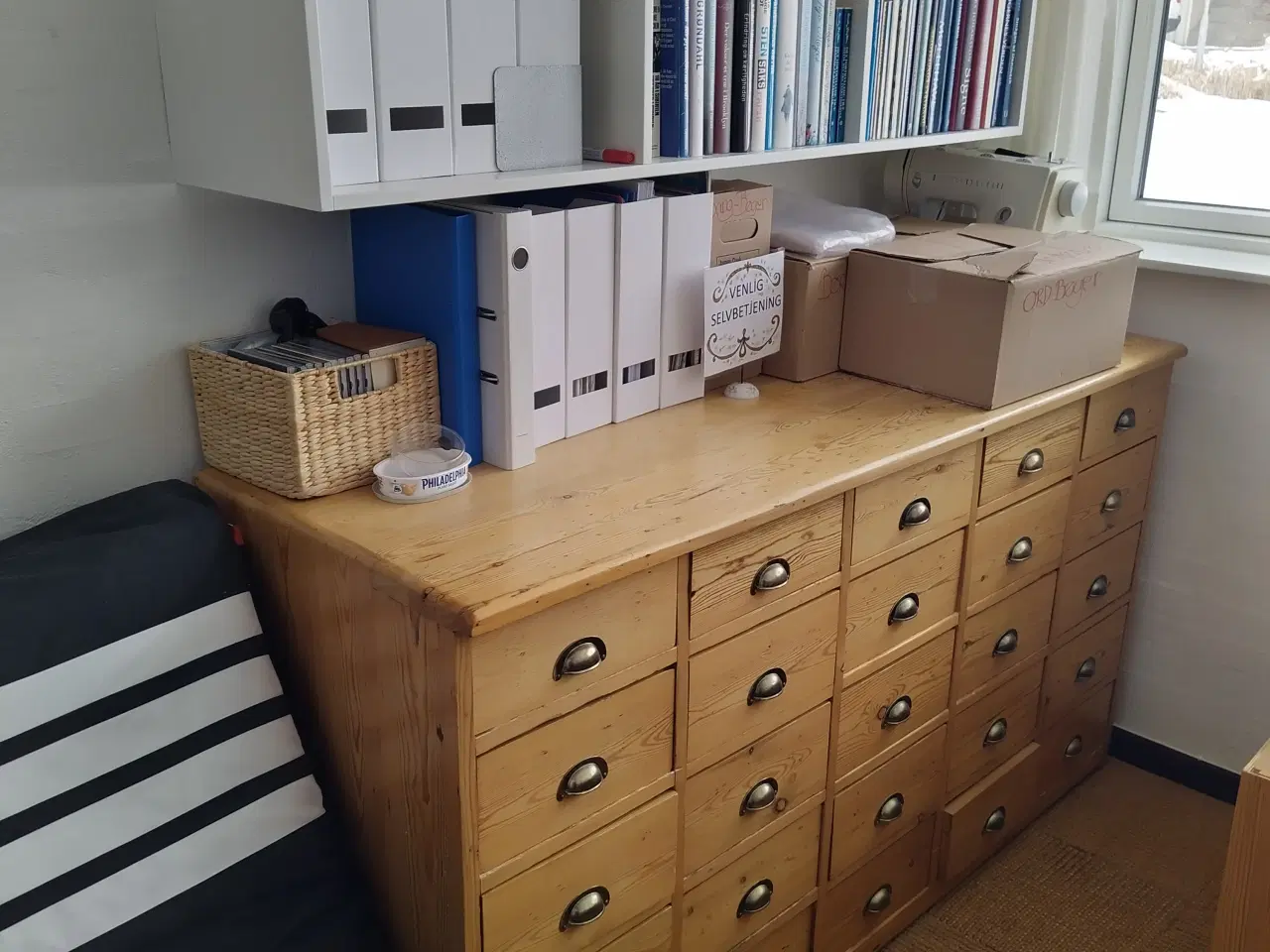 Billede 1 - Væghængt bogkasse reol sælges