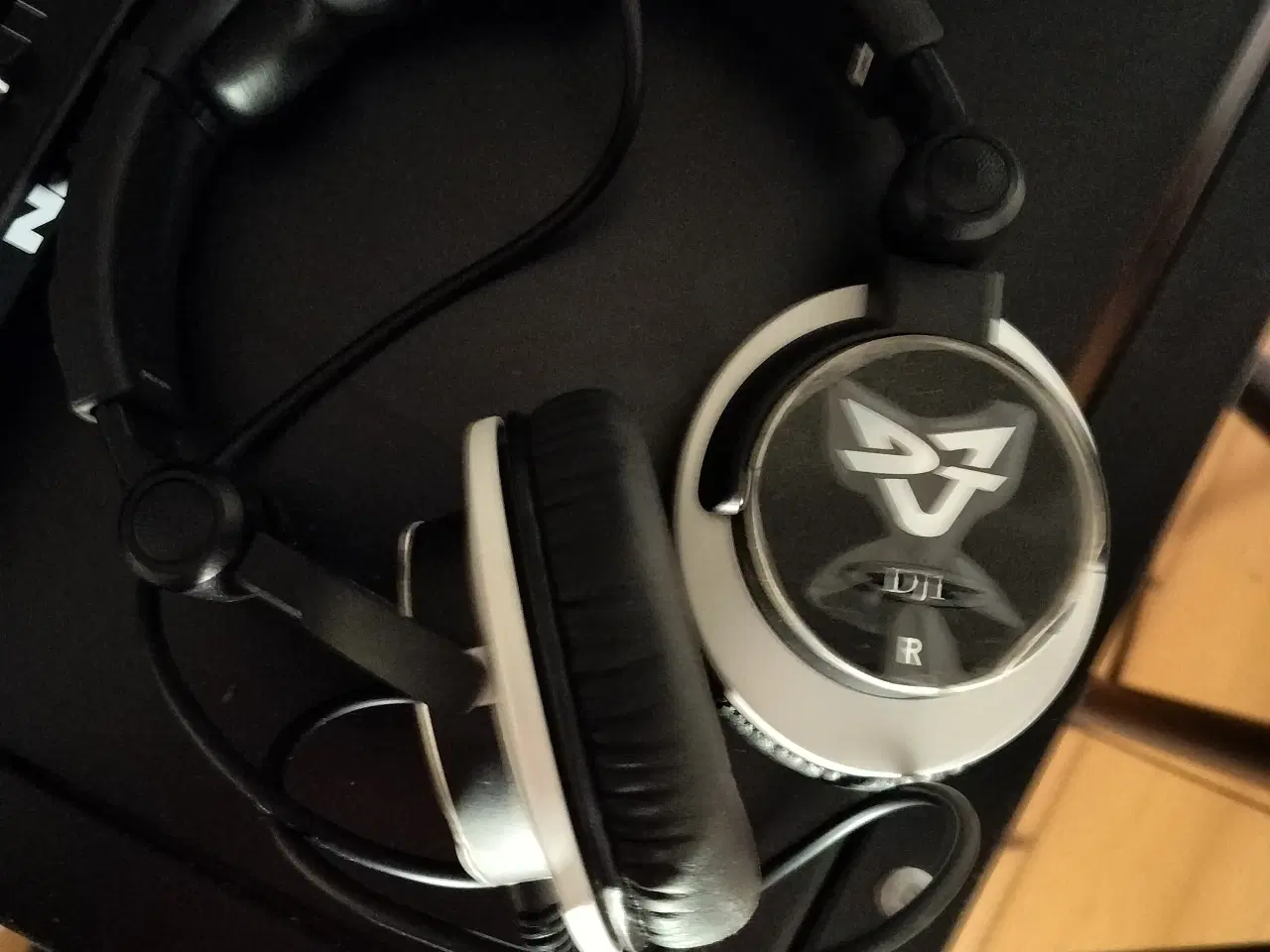 Billede 5 - DJ mixer og bord og højtaler med stativ m.m