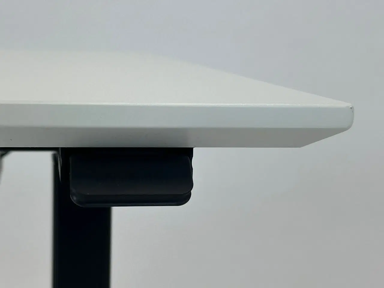 Billede 4 - Hæve-/sænkebord 140x80 (m. faset kant & flex) - Linak