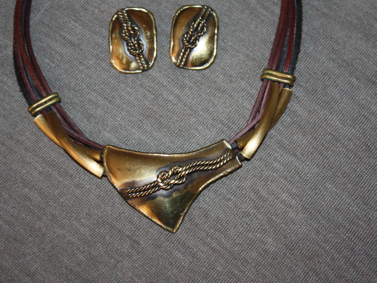 Billede 2 - Halskæde med Øreclips leather og metal
