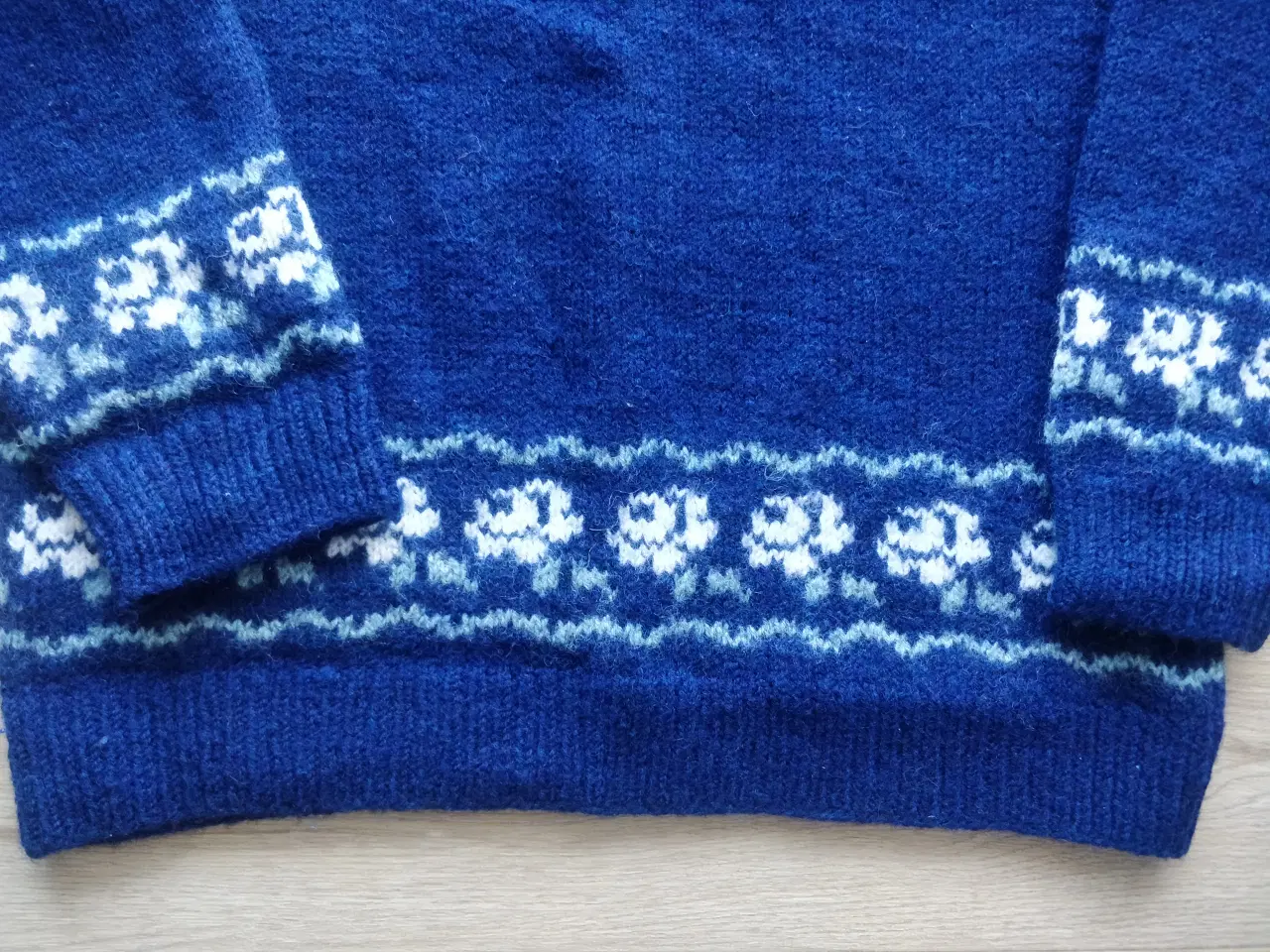 Billede 4 - Håndlavet strik sweater med hvide blomster