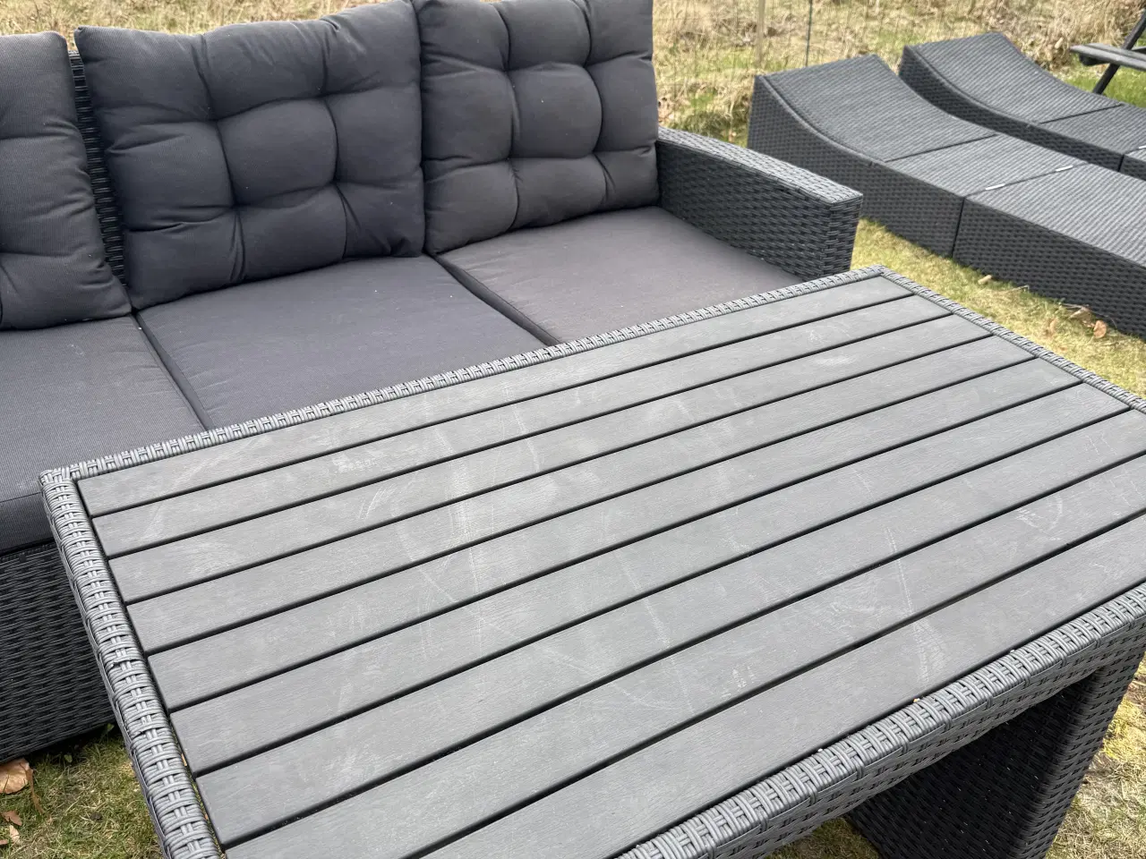 Billede 4 - Sort loungesæt med hjørnesofa og bord sælges