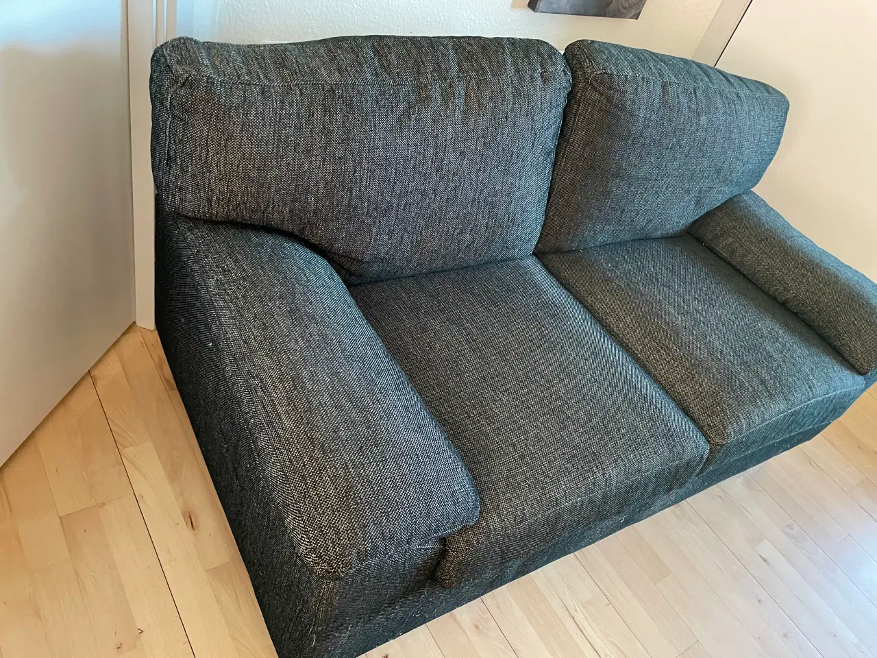 Billede 3 - Sofa 2 persones sofa sort/ grå gnit 150kr.