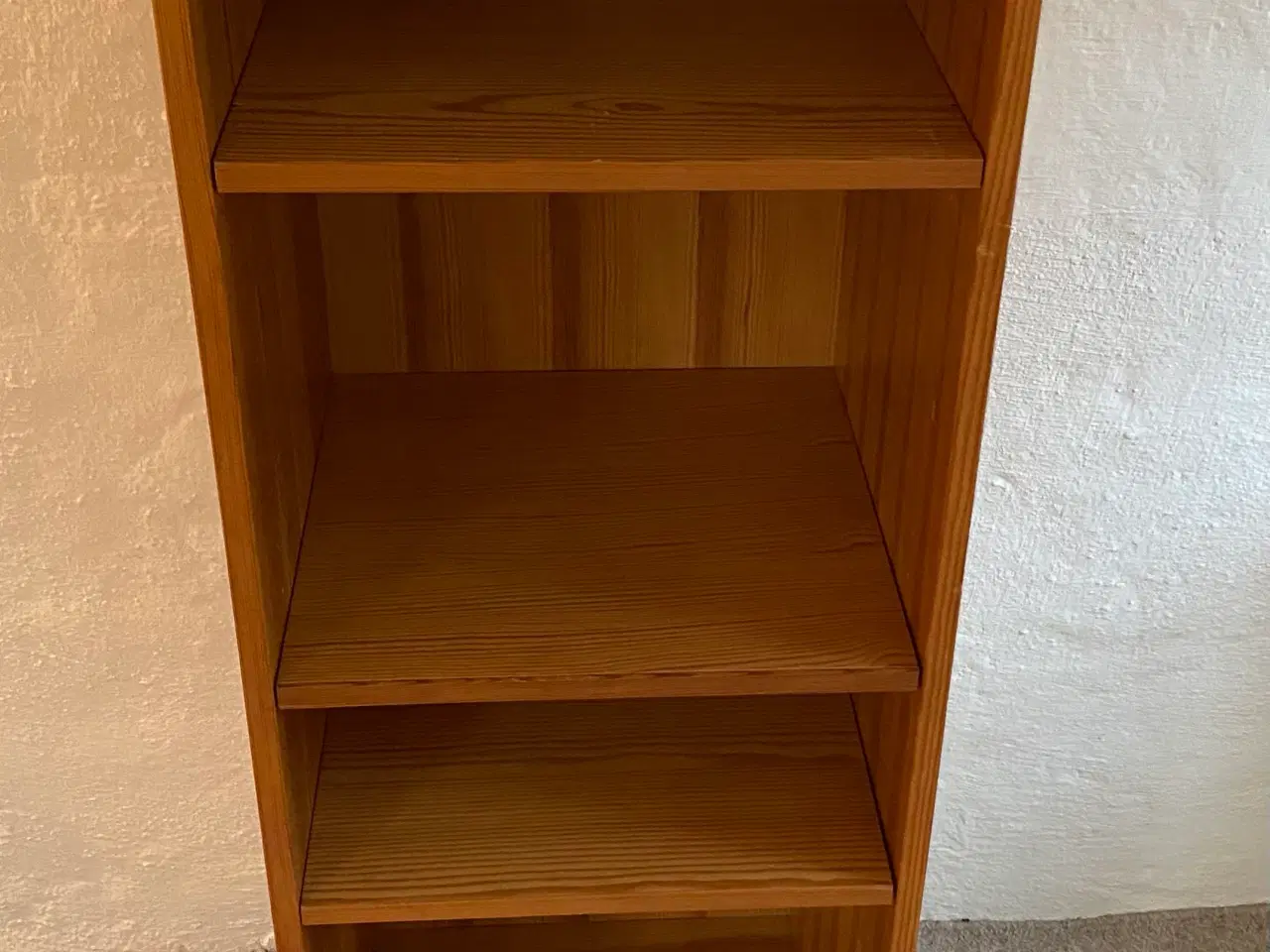 Billede 3 - Reol i træ med 3 hylder