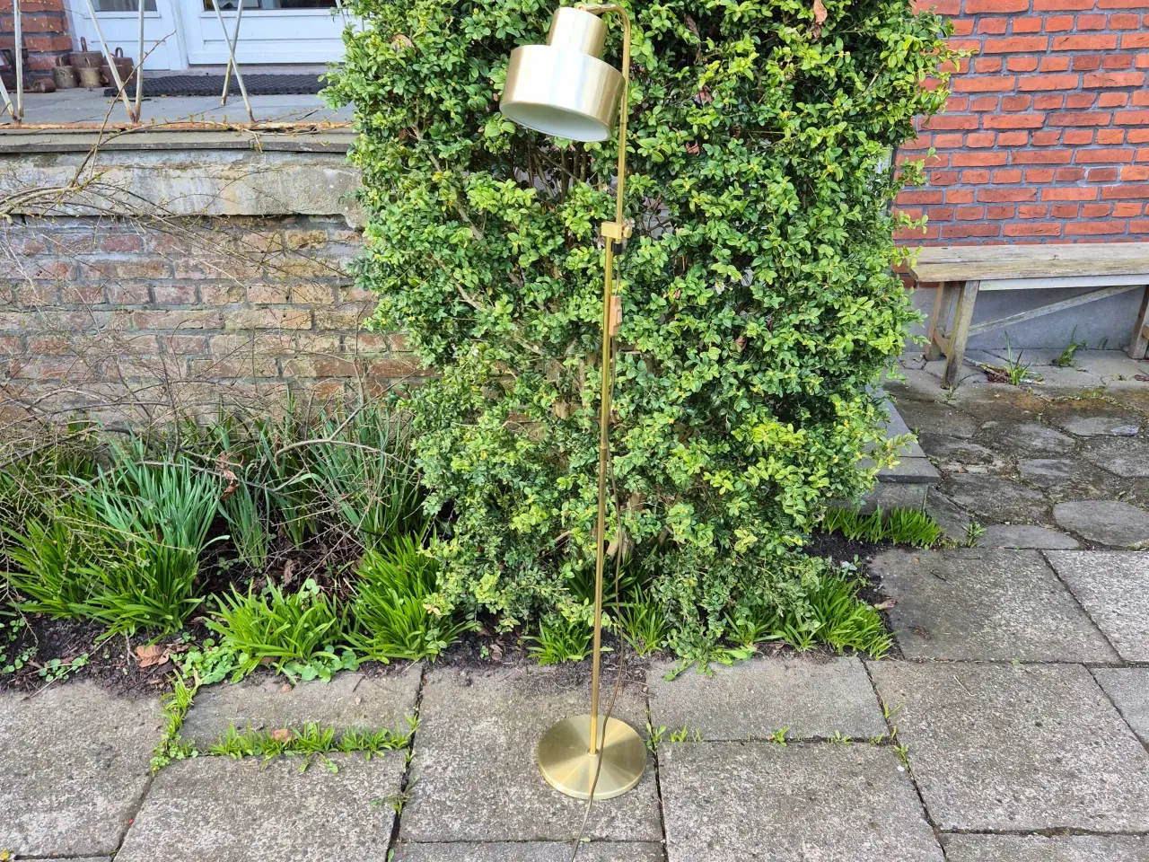 Billede 5 - Elegant og praktisk gulvlampe i messing