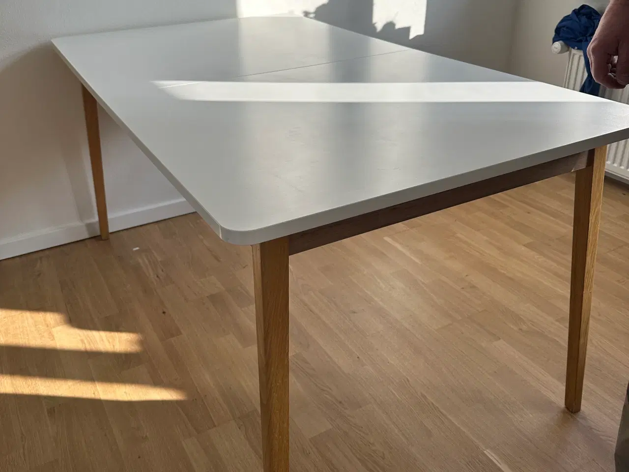 Billede 1 - Udtrækkeligt spisebord med forlængerplade