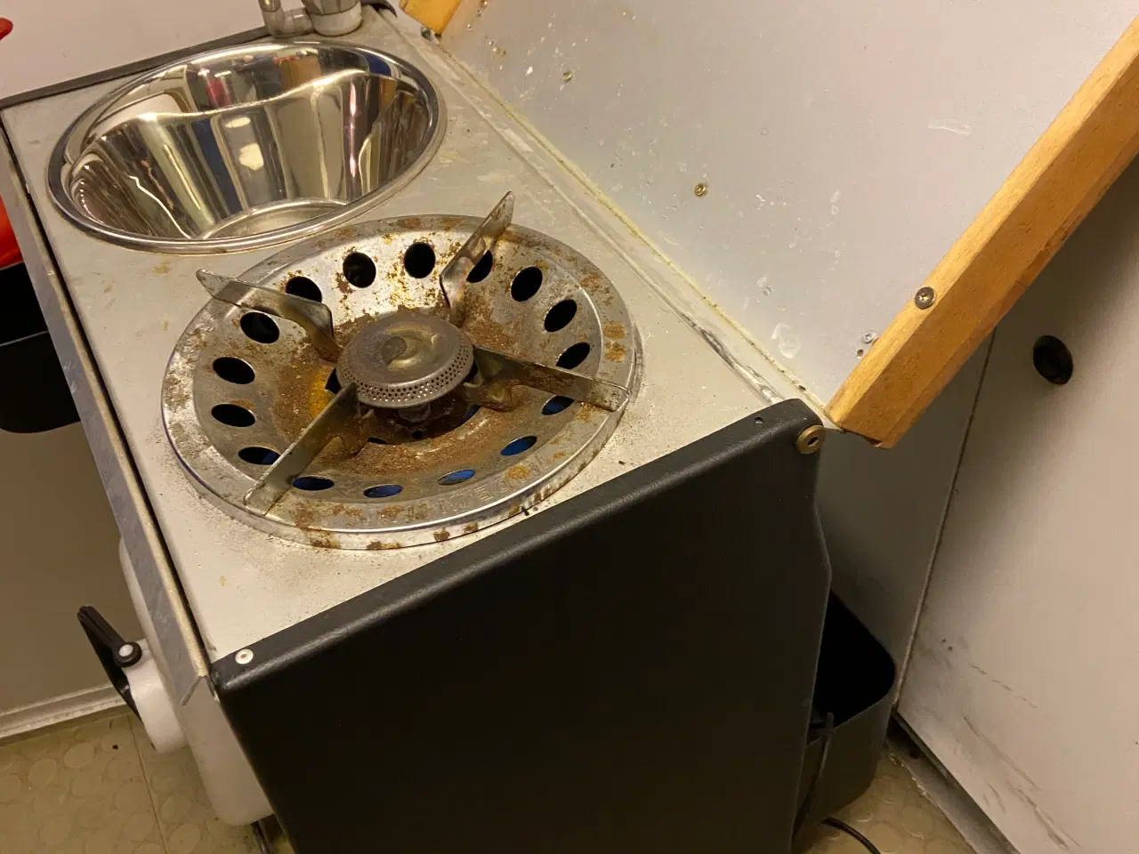 Billede 13 - Gasblus. Håndvask med vandpumpe. Gasblus m. flaske