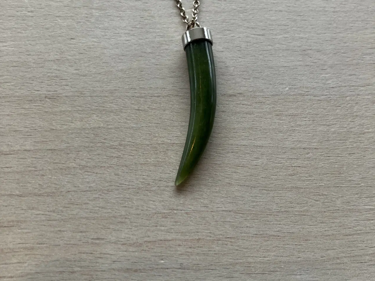 Billede 1 - Sølvklæde med jadevedhæng